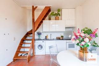 Deze gezellige en rustig gelegen citéwoning is <strong>instapklaar </strong>en ligt op amper 1 kilometer van het Gentse stadcentrum.<br /><br />Op de benedenverdieping bevindt zich de leefkeuken met toegang tot de eerste verdieping waar zich de leefruimte bevindt. Aansluitend zijn er voorzieningen zoals douche, wastafel en toilet. De slaapkamer bevindt zich op de zolderverdieping.<br /><br />De woning beschikt over een <strong>conforme elektrische installatie</strong>, een <strong>conformiteitsattest</strong> voor verhuur en is <strong>asbestveilig</strong>. Geen renovatieplicht van toepassing aangezien de woning is geïnventariseerd als bouwkundig erfgoed (Pleinbeluik De Konijnenpijp).<br /><br />Verder is de locatie een leuke troef. <strong>Rustig gelegen</strong> in een autovrij woonerf en dit op wandel- en fietsafstand van Gent-centrum (1km). Ideaal voor wie het stadsleven wenst te combineren met rustig wonen. Ook interessant als <strong>investering </strong>wegens heel gemakkelijk te verhuren aan een mooi rendement. Interesse om deze woning te bezoeken? Contacteer Gijs via 0492 84 48 24 of gijs@convas.be 