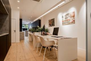 For sale: modern commercial house with duplex apartment in the center of MechelenIn the heart of Mechelen you will find this ready-to-use commercial...