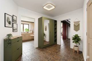 We Invest Malmedy presenteert u deze vrijstaande woning, ideaal gelegen op de heuvels boven het centrum van Malmedy, op slechts enkele minuten van winkels en voorzieningen. De woning biedt een prachtig vrij uitzicht en beschikt over een aangenaam bebost perceel van meer dan 1.200 m², wat zorgt voor een bijzonder aangename leefomgeving.<br /><br />De woning bestaat op de begane grond uit een inkomhal, een toilet, een badkamer, een keuken die uitkomt op een lichte woonkamer (met toegang tot het balkon op het zuiden), een veranda, een slaapkamer en een studeerkamer. Op de eerste verdieping leidt een overloop naar drie slaapkamers, waarvan er twee achter elkaar liggen. De kelder omvat verschillende kelders en garages. Buitenparkeerplaatsen maken het pand compleet.<br /><br />Het pand heeft echter een renovatieproject nodig en er zijn verschillende ingrepen te verwachten: een algemene opknapbeurt, met name van de keuken, de badkamer en het schilderwerk, verbetering van de isolatie en het in overeenstemming brengen van bepaalde technische elementen met de geldende voorschriften. Er zijn ook sporen van vocht in de kelders, met name als gevolg van een gebrek aan ventilatie.<br /><br />Op technisch vlak beschikt het huis over houten kozijnen met dubbele beglazing, een te controleren stookolieverwarming (luchtcirculatiesysteem), een watertank van 2.000 liter en een aansluiting op de riolering. De elektrische installatie voldoet niet aan de voorschriften en het dak is momenteel niet geïsoleerd. EPC E (373 kWh/m² per jaar – 68.217 kWh/jaar – ref. 20251119041270)<br /><br />Een woning met ruime kamers, een uitzonderlijk perceel en een gewilde ligging, ideaal voor een koper die een renovatieproject wil opzetten en een huis naar eigen smaak wil creëren.