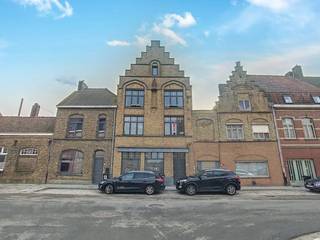 Dit netjes afgewerkt en energiezuinig appartement met één slaapkamer bevindt zich op een strategische ligging in Ieper, vlak bij het station en...