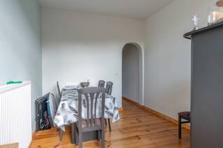 <p><strong>Centraal gelegen gezinswoning met 3 slaapkamers in Turnhout<br /></strong>EPC: C-label: | Conforme elektriciteit | Vernieuwde keuken en badkamer</p>
<p><strong>Omschrijving:<br /></strong>Bij het betreden van de woning komen we terecht in de eetkamer, die toegang biedt tot de woonkamer en de recente keuken. Deze is praktisch ingericht en uitgerust met een spoelbak, inductiekookplaat, oven, vaatwasser en koelkast.</p>
<p>Aan de achterzijde van het gelijkvloers bevindt zich de vernieuwde badkamer, voorzien van een wastafel met meubel, toilet en douche. Verder beschikt deze verdieping over een aparte wasruimte en is er toegang tot de tuin met tuinberging.</p>
<p>Op de eerste verdieping bevinden zich twee slaapkamers. Eén van deze slaapkamers beschikt over een extra ruimte die perfect kan worden ingericht als dressing.</p>
<p>De tweede verdieping biedt de mogelijkheid om een derde slaapkamer te creëren.</p>
<p><strong>Algemeen:<br /></strong>- Mogelijkheid voor 3e slaapkamer<br />- Conforme elektrische installatie<br />- Vernieuwde keuken<br />- Vernieuwde badkamer<br />- EPC: C-Label : (geen renovatieverplichting)</p>