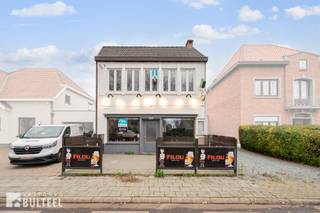 Dit handelspand met een woongelegenheid is gelegen op een mooi perceel (857m2) langsheen de N445! De handelsruimte beschikt over een café,...