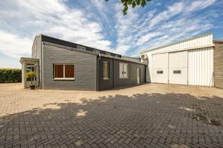 <p>Op zoek naar een veelzijdig bedrijfsgebouw? Deze voormalige schrijnwerkerij biedt een unieke kans voor ondernemers en investeerders. Het pand is gelegen op een royaal perceel van 4.434 m², op korte afstand van het centrum van Beerse. <br />Het geheel bestaat uit een combinatie van toonzaal, kantoren en sanitair verdeeld over twee verdiepingen, met een totale kantooroppervlakte van ca. 250 m². De ruimtes zijn instapklaar en bieden voldoende licht en functionaliteit voor diverse administratieve en commerciële activiteiten.<br />Aansluitend bevindt zich het ruime magazijn/productiegebouw van ca. 1.000 m², perfect voor opslag, productie of ambachtelijke activiteiten. Dankzij de aanwezige hoogspanningscabine is het gebouw klaar voor industriële toepassingen.<br /><br />Troeven:<br />Strategische ligging nabij het centrum van Beerse<br />Totale perceeloppervlakte van 4.434 m²<br />Combinatie van showroom, kantoren en magazijn<br />Kantooroppervlakte ca. 250 m², magazijn ca. 1.000 m²<br />Eigen hoogspanningscabine<br />Vele invulmogelijkheden voor diverse sectoren<br /><br />Wonen en werken combineren? Als extra is er de mogelijkheid tot het aankopen van een aangrenzend bouwperceel voor open bebouwing met een oppervlakte van 877m². <br />Interesse? Verkoop onder de vorm van aandelenoverdracht! Contacteer ons vandaag nog voor meer informatie of een bezichtiging ter plaatse.</p>