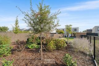 <p><span>Ligging<br /></span><span>Deze woning ligt rustig in een recent aangelegde, autoluwe woonwijk.<br />Het centrum van Evergem ligt op enkele minuten, met scholen, winkels en sportclubs vlakbij. <br />Vlak bij de deur wandel of fiets je door het groene wijkpark met zijn kronkelende paadjes en natuurlijke waterpartij. <br />Een bushalte richting Gent ligt op wandelafstand, en met de wagen ben je vlot in Gent en op de grote verbindingswegen.<br /><br /></span><span>Instapklare nieuwbouwwoning met drie slaapkamers, EPC A+, zonnige tuin met atelier<br /></span><span>Deze halfopen woning is gebouwd in 2024 en werd met veel oog voor detail afgewerkt.<br />Op het gelijkvloers kom je binnen in een inkom met apart toilet. <br />Daarna volgt de ruime, lichtrijke leefruimte. <br />Grote raampartijen aan voor- en achterzijde laten het daglicht volop binnen, en dankzij de airco blijft het ook op warme zomerdagen aangenaam. <br />De zithoek en eetplaats lopen vlot in elkaar over.<br />De open keuken is strak en tijdloos afgewerkt in wit met warme houtaccenten en is uitgerust met vaatwasser, oven en inductiekookplaat en heeft veel kastruimte. <br />Via de keuken kan je naar de wasplaats / berging en stap je rechtstreeks naar het terras.<br />Op de verdieping brengt de nachthal je naar drie slaapkamers, allemaal met ingemaakte kasten. <br />Eén slaapkamer heeft airco. <br />De badkamer heeft een inloopdouche, een lavabomeubel met verlichte spiegel en een aansluiting voor een bad. <br />Een apart toilet en een berging met de warmtepomp en de ventilatie-unit maken de verdieping af.<br />Buiten geniet je van het westgerichte terras en een verzorgde tuin met gazon en een houten tuinbijgebouw / atelier met grote glaspartij. <br />Het is een heerlijke plek om na een lange dag nog van de avondzon te genieten. <br />De ruime garage met elektrische sectionale poort en de oprit bieden plaats voor je wagen.<br /><br /></span><span>Extra<br /></span><span>/ bouwjaar 2024 (nieuwbouw)<br />/ EPC: E-peil E25, label A+<br />/ lucht-waterwarmtepomp (Vaillant)<br />/ vloerverwarming op gelijkvloers en verdieping<br />/ 19 zonnepanelen (8,46 kWp)<br />/ ventilatiesysteem D met warmteterugwinning<br />/ airco<br />/ thuisbatterij<br />/ zonneluifel<br /><br /></span><span>Troeven<br /></span><span>/ ultra-instapklaar<br />/ energiezuinig<br />/ ligging<br />/ tuinatelier<br /><br /><br /></span></p>