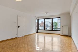 Algemeen bezoekmoment woensdag18 juni. Gelieve u in te schrijven via onze website https://tinyurl.com/4nhesv3r.Dit lichtrijke appartement biedt...