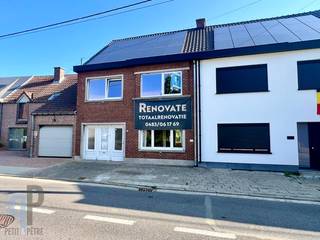 Breng een bezoek aan deze ruime en stevige woning met leuke tuin. Deze woning omvat een garage/berging, gastentoilet en douchekamer. Verder is er een 2-ledige leefruimte met zicht op tuin en terras en achterliggende keukenruimte en bergingen. Op het verdiep zijn er 3 ruime slaapkamers en een badkamer. Via een vaste trap bereiken we de geïsoleerde zolder, onder een nieuw dak, met 1 kamer en een grote zolderruimte (eventueel om te toveren tot extra kamers). Deze woning beschikt eveneens over een droge kelder. De vernieuwing omvat een nieuw dak met zonnepanelen, vernieuwde elektriciteit en boven nieuwe ramen. De ideale basis om hier uw droomwoning te creëren. Voor meer inlichtingen of een bezoek, contacteer Veronique 0483/676579