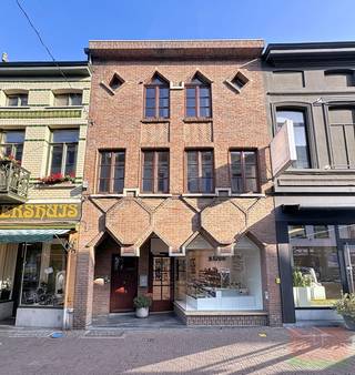 Welkom in het stadscentrum te Zottegem, de poort tot de Vlaamse Ardennen.<br /><br />Deze <strong>UNIEKE kans</strong>, ideaal voor <strong>investeerders of kopers op zoek naar woongelegenheid in het centrum</strong>, omvat <strong>3 verschillende componenten</strong>:<br />* <strong>een apart toegankelijke (verhuurde) handelszaak op het gelijkvloers.</strong><br />* <strong>een triplex appartement met aparte inkom, 4 slaapkamers en 174m² bewoonbare ruimte.</strong><br />* <strong>een aparte garage</strong> rechtover de handelszaak / het appartement pal in het centrum.<br /><br />Gelegen in de Stationsstraat, hét <strong>commerciële centrum</strong> van de stad, en op <strong>100m van het trein- en busstation</strong>, biedt deze opportuniteit alle mogelijkheden die een investering verlangt.<br />Alles op wandelafstand, auto bij de hand, en vlotte aansluiting op alle naburige invalswegen. <strong>Deze opportuniteit biedt alle mogelijkheden!<br /><br />* Appartement:<br /> </strong>Dit triplex appartement biedt <strong>174m² bewoonbare oppervlakte</strong>, en beschikt naaste een aparte inkomhal ook over een ruime kelder, die voldoende opbergruimte biedt alsook dienst kan doen   als fietsberging. Dit appartement heeft 4 slaapkamers, een keuken voorzien van alle mogelijkheden, een eetkamer, een badkamer, berging, een terras, 3 toiletten, en ook nog een extra   leefruimte op het 3de verdiep. Het appartement heeft een EPC- E label, dat mits extra isolatie van het dak onmiddellijk overgaat naar een D - label. Aanwezigheid van convectoren en   verwarming op elektriciteit.<br /><br /><strong>* Winkelruimte:</strong><br /> de winkelruimte heeft een <strong>oppervlakte van 92m², waarvan 62 m² winkel en 30m² berging</strong>. Momenteel herbergt het <strong>de zaak "Zot van Kaas"</strong>, waarvan het huurcontract momenteel nog jaar  gegarandeerd is. De winkel biedt dus een zekerheid op huurinkomsten en beschikt naast een koelruimte en aardgas ook over een EPC- label C. Hier is ook een gelijkvloerse buitenruimte en een  kelder beschikbaar.<br /><br /><strong>* garagebox met kantelpoort</strong>:<br />  met toegang rechtover de winkelruimte / appartement. Altijd beschikbaar en eveneens vlot verhuurbaar.<br /><br /><strong>Weet</strong>: de vermelde prijs is een richtprijs/startprijs. Deze methode geeft jou, als potentiële koper, de kans om op een transparante manier te bieden.<br />Na ontvangst van deze biedingen zal de verkoper beslissen of hij/zij de eigendom verkoopt aan het hoogste bod, de richtprijs is aldus niet bindend voor de verkoper.<br /><br /><strong>Wenst u meer info? Aarzel dan niet!</strong><br />Neem contact met <strong>Gunther op 0476/60.67.96</strong> of mail naar immo@vastgoed-ff.be<br />Tijdens de kantooruren op 053/21.21.21<br /> 