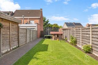 Instapklaar, stijlvol én verrassend ruim. Deze instapklare gezinswoning met extra uitweg heeft werkelijk alles in huis om meteen verliefd op te worden!Indeling: via de inkomhal komt u in de leefruimte van maar liefst 100 m². Licht, ruimte en gezelligheid staan hier centraal. De houtkachel zorgt voor extra sfeer en de open leefkeuken met authentiek marmeren werkblad maakt het plaatje compleet. Naast de keuken bevindt er zich een praktische ruimte die dient als wasruimte en opslagplaats. Vanuit de leefruimte kijkt u heerlijk uit over het terras en de zongerichte tuin. Op de eerste verdieping bevinden zich 2 volwaardige slaapkamers en een eerste badkamer. Op de tweede verdieping is er een ruime master bedroom met ensuite badkamer, die zorgt voor dat extra tikkeltje luxe en privacy.Ook buiten blijft deze woning verrassen. De zongerichte tuin biedt veel privacy en beschikt achteraan over een tweede uitweg met parkeermogelijkheid en met mogelijkheid tot het bouwen van een garage. Bovendien is dit achterliggende gedeelte bouwgrond, wat extra mogelijkheden biedt.Troeven: volledig instapklaar, 3 volwaardige slk, 2 bdk, zongerichte tuin & veel privacy, tweede uitweg met parkeermogelijkheid en mogelijkheid tot garage, zonnepanelen & laadpaal, conforme elektriciteit, gunstig EPC. En dit allemaal op een rustige ligging in een doodlopende straat, op amper 1 minuut van De Groene Long en 5 minuten van het marktplein en de Leie. Interesse? feline@immobeguin.be