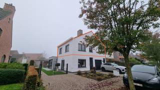 Vlakbij het centrum van De Pinte vinden we dit ideale startersappartement terug.
De indeling is als volgt; bij binnenkomst hebben we een privatieve inkomhal met toegang tot de woonkamer met open keuken. De keuken is volledig vernieuwd en voorzien van alle toestellen. Via de nachthal hebben we toegang tot de gerenoveerde badkamer, de handige berging en een ruime slaapkamer.
Extra handig is de ruime zolder in het appartement en er zijn geen syndicuskosten.
Meer informatie of een bezoek? Contacteer ons.