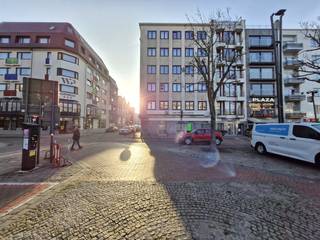 Zeer aangenaam, ruim bemeten (111m²) en energiezuinig (label 'B') HOEKappartement te Blankenberge met open zicht op het marktplein. Het...