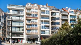 Prachtig duplex penthouse met 3 slaapkamers, genietend van een magnifiek zongericht terras met panoramisch uitzicht, ideaal gelegen in de residentie Martinique, een exclusief gebouw in het hart van het Zoute, met de winkels, restaurants en het strand allemaal op korte loopafstand.<br /><br />Indeling : <br />Een zonovergoten living die uitgeeft op het ruime terras, waardoor u kunt genieten van de zon en het prachtige uitzicht op de omgeving. Of u nu wilt ontspannen in de zon of dineren onder de sterren, dit terras biedt de perfecte setting voor elke gelegenheid.<br />Een volledig uitgerust open keuken met ontbijthoek en aanpalend een eetplaats. Een praktische bijkeuken/wasplaats.<br />Meerdere ingemaakte kasten. Gastentoilet.<br />Op de eerste verdieping : een lichtrijke nachthal geeft toegang tot 3 mooie volwaardige slaapkamers en 3 badkamers, waarvan 2 met douche en 1 met ligbad. Apart toilet op de nachthal.<br /><br />Grote privé kelder.<br />Mogelijkheid tot overname huur van een garagebox in de Residentie Val Riant. <br /><br />Of u nu op zoek bent naar een vakantiehuis of een permanente residentie, deze penthouse biedt de ultieme combinatie van comfort, stijl en locatie. Met zijn hoogwaardige renovaties door Nathalie Deboel en uitstekende oriëntatie, is deze penthouse een unieke kans om te genieten van het beste dat Knokke te bieden heeft.<br /><br />Contacteer ons voor een bezoek!