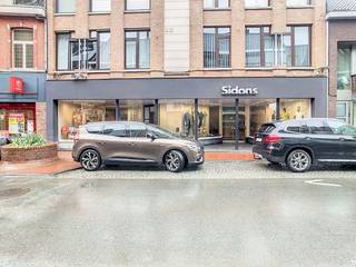 Deze winkelruimte te koop in de Ieperstraat beschikt over een nuttige oppervlakte van ongeveer 450 m² en een gevelbreedte van maar liefst 14...