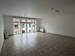 Plan your visit yourself via our website: www.woonkantoor.be, there is no need to call.<br /><br />Two-bedroom apartment on the second floor in a building with an elevator, in the center of Halle. Completely repainted.<br />Layout: entrance hall, guest toilet, spacious living area with adjoining terrace, semi-open kitchen, hallway, bathroom (with bathtub, shower, sink, and toilet), two bedrooms (one with dressing room/extra room). The apartment also has a spacious cellar.<br />EPC C - electric heating.<br /><br />Common charges with annual settlement: €90 per month common charges + water advance of €25 per person.<br />Immediately available.