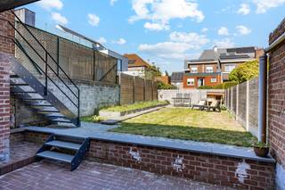 <p>Deze energiezuinige (EPC A!) woning met 3 slaapkamers geniet een fantastische ligging te Wetteren.<br />Op wandel- en fietsafstand van Wetterse winkels, scholen en openbaar vervoer (station Wetteren 4 min fietsen).</p><p>De woning is toegankelijk via de charmante voortuin (met parkeerplaats). Op het gelijkvloers beschikt de woning over lichtrijke leefruimte met open geïnstalleerde keuken, een berghal en apart toilet. Vanuit de keuken is er toegang naar de grote kelder en het aansluitende terras en achtertuin. Deze kelder (volledige oppervlakte woning) is praktisch onderverdeeld en geeft tevens toegang tot de tuin. Op de eerste verdieping beschikt de woning over 3 slaapkamers en een badkamer (met inloopdouche én ligbad). Via de inklapbare zoldertrap is er toegang tot de zolderruimte van 43m²(!).</p><p>Deze woning is in 2022 energetisch gerenoveerd en beschikt o.a. over zonnepanelen, warmtepomp, vloerverwarming (gelijkvloers), een nieuw geïsoleerd dak, hoogrendementsglas. Kortom: deze woning is klaar voor een duurzame toekomst!</p><p>Renovatiejaar 2022<br />Elektriciteit conform<br />Asbestveilig<br />EPC A (zonnepanelen - warmtepomp - vloerverwarming aanwezig)<br />Voor- en achtertuin</p><p>Als kers op de taart liggen zowel het recreatiedomein De Warande, als het prachtige Provinciaal domein "Den Blakken" op wandelafstand, ideaal voor sport en/of ontspanning in de natuur.<br />Komt u deze woning graag ontdekken? Aarzel dan niet om ons te contacteren. U kan Kay bereiken op 0479/ 46. 26. 52.</p>