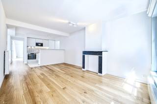 In het hart van Brussel, binnen de perimeter van het Unesco Werelderfgoed, en met een aangename toeristische vibe, ligt het kleinschalige renovatieproject “Ilot 1696”, op de Grasmarkt 46. Het bestaat uit 12 appartementen die de Brusselse sfeer van weleer, oude balkenstructuren en modern comfort combineren, waaronder een prachtig verhuurd appartement te koop van ± 102 m² en ± 21 m² terras, op de 2de verdieping, met ruime woonkamer en open volledig ingerichte keuken, ruim zonneterras, 2 slaapkamers, badkamer, douchekamer, berging en apart toilet.Andere kenmerken:- individuele gasverwarming, - toegang tot gemeenschappelijke wasplaats (met MIELE-apparatuur),- originele plankenvloeren, volgens oude principes gekaleide muren, - gerenoveerd met aandacht voor het authentieke karakter,- stores en verlichting aanwezig, - nabij stadscentrum, winkels, restaurants en openbaar vervoer. Kosten: 140€ gemeenschappelijke ruimten (onderhoud, water, afval, onderhoud van verwarmingssysteem &amp; ventilatie)