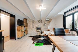 Dit 1-slaapkamerappartement bevindt zich op het verdiep -1 van een residentie in het hart van Middelkerke. De ligging is een echte troef: op wandelafstand van zee, strand, winkels en openbaar vervoer, waardoor alles binnen handbereik ligt.<br /><br />Het appartement werd volledig gerenoveerd en beschikt over een aangename leefruimte met een moderne open keuken, een aparte slaapkamer en een vernieuwde badkamer. Dankzij de recente vernieuwingen is het pand in uitstekende staat. Belangrijk: er geldt een energetische renovatieplicht<br /><br />Een ideale opportuniteit voor wie op zoek is naar een betaalbare stek aan de kust of een investeringsvastgoed met sterke ligging.<br /><br />Voor meer informatie of een bezoek kunt u contact opnemen met Inti via inti@immofrancois.be of 0499 74 89 74.<br /><br />troeven<br /><br /><ul><li>Volledig gerenoveerd appartement<br /><br /></li><li>1 slaapkamer<br /><br /></li><li>Goede ligging vlak bij zee, strand en faciliteiten<br /><br /></li><li>Moderne keuken en badkamer<br /><br /></li><li>Interessante investering aan de kust</li></ul>