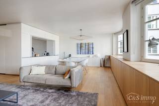 Kwalitatief afgewerkt appartement op de vierde verdieping van ‘Het Koninklijk Entrepot’. Men betreedt de woning via de inkomhal, met veiligheidsdeur, die rechtstreeks toegang biedt tot de open en lichtrijke woon- en eetkamer op parket die een frontaal zicht op het Mas en jachthaven Willemdok heeft. U geniet va een overvloed aan opbergruimte dankzij de klassevolle ingebouwde kasten doorheen het gehele appartement. <br />De volledig uitgerust keuken met toestellen van Aeg en Bosch (oven, vaatwasser, microgolf, lavabo, koelkast, vriezer en kookvuur) geniet eveneens van een prachtig uitzicht op de dokken.<br />De twee slaapkamers (12 & 11m²) kunnen zoals gewenst omgevormd worden naar één ruime slaapkamer dankzij de kwaliteitsvolle houten tussenpanelen.<br />De badkamer ( douche en lavabo) en gastentoilet liggen achter het schrijnwerk wat voor een nadeloze overgang zorgt in het geheel. <br />Aansluiting wasmachine en droger beschikbaar. <br />Het appartement beschikt ook over een ruime kelder berging en voorziening voor fietsen te stallen.<br />Inpandige autostaanplaats (€45.000) beschikbaar.