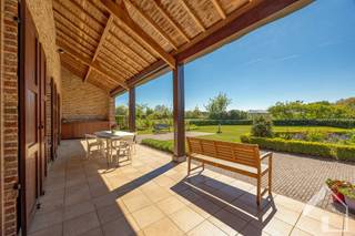 Zeer ruim landhuis in een rustige en groene omgeving, in de wijk Millegem. Op de gelijkvloerse verdieping vinden we een mooie inkomhal met trapzaal...