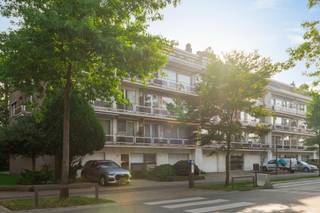 In Deurne vinden we dit goed onderhouden appartement op de eerste verdieping van een gebouw met lift. Dankzij het gunstige EPC-label B geniet je van een energiezuinige basis. Met enkele opfriswerken maak je van dit lichtrijke appartement helemaal jouw thuis.<br />De ruime inkomhal zorgt voor een aangenaam ontvangst, met voldoende plaats om alles netjes een eigen plek te geven. Verder beschikt het appartement over twee slaapkamers, een badkamer met vernieuwde douche, een apart toilet, ingerichte keuken en een terras. De elektrische rolluiken zorgen voor extra privacy en comfort.<br />Ook aan praktisch gemak is gedacht: er is een fietsenberging en de garage is inbegrepen in de prijs. Je wagen een eigen plek, je fiets netjes opgeborgen. En daarnaast nog extra opbergruimte in de kelder.<br /><br />Zin om de mogelijkheden zelf te ontdekken? Contacteer ons en plan je bezoek via 0487/93.35.43 of via britt@jamar.immo.<br /><br />vg, wg, gmo, gvkr, vkv, geen overstromingsgebied, geen vermelding maatregelenregister