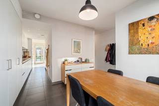 <p><strong>Ben je op zoek naar een recente en energiezuinig woning met 4 slaapkamers, 2 badkamers, 2 terrassen, tuin en beveiligde parkeerplaats in een rustige wijk te Aalst? Gevonden!</strong></p><p>Deze bijna energie neutrale woning (24kwh/m² jaar) uit 2017 bevindt zich in de rustige, autoluwe Pier Kornel wijk op wandelafstand van het station, winkels, scholen en pal in het centrum van Aalst. Dankzij het EPC-label A geniet je van een bijzonder lage energiefactuur, met dank aan de warmtepomp, 12 zonnepanelen, vloer-, muur- en dakisolatie. De vloerverwarming, het ventilatiesysteem, de regenwaterput van 5.000 liter en de vliegenramen zorgen voor extra comfort.</p><p>Op het gelijkvloers kom je binnen in de lichtrijke eetkamer die via de volledig geïnstalleerde keuken in verbinding staat met de gezellige zitkamer. De keuken is uitgerust met kwalitatieve toestellen, waaronder een vaatwasser en een combi-stoomoven. Verder bevinden zich op deze verdieping een praktische wasplaats en een apart gastentoilet. Dankzij de grote raampartijen geniet je van veel natuurlijke lichtinval en een mooi zicht op de onderhoudsvriendelijke tuin met terras en buitenberging. Achteraan beschik je bovendien over een private parkeerplaats via een beveiligde toegangspoort, met bijkomende parkeermogelijkheden in de omgeving.</p><p>Op de eerste verdieping bevinden zich 2 volwaardige slaapkamers, een moderne badkamer en een apart toilet. De tweede verdieping omvat een tweede badkamer, een praktische berging en nog 2 slaapkamers. Vanuit de vierde slaapkamer (momenteel bureau) heb je tevens toegang tot het tweede terras, waar je in alle rust kan genieten van zon en privacy.</p>