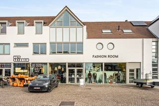 Penthouse op centrale locatie te Oud-Turnhout van ca 270m². Dit appartement omvat een private inkomhal met ruime vestiaire, zeer lichte woonkamer...