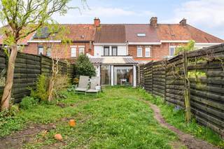 <p>Leuke, te renoveren woning met TUIN in Ronse. INDELING: inkom, ruime leefruimte, toegang naar keuken met aparte eethoek, wasruimte, apart toilet en berging. Op de eerste verdieping bevinden zicht 2 slaapkamers en een badkamer, de geïsoleerde zolder kan ingericht worden als derde slaapkamer. TROEVEN: Rustige ligging, TUIN, dubbele beglazing, verwarming op aardgas.</p>