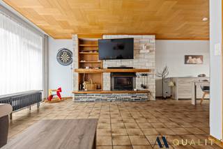 Deze ruime Bel-etage is gelegen in het hart van Sint-Amands, op een uitstekende locatie nabij de kaai en de Schelde. De woning biedt een ideale combinatie van ruimte en comfort. <strong>Indeling:</strong> Gelijkvloerse verdieping: Inkomhal, garage voor twee wagens, berging/wasplaats en een extra garagebox. Eerste verdieping: Centrale traphal, toilet, ruime woonkamer, keuken en een gezellig terras. Tweede verdieping: Vier slaapkamers en een badkamer. <strong>Extra troeven:</strong> Nieuwe condensatieketel (december 2019), volledig vernieuwde elektrische installatie, airco voor extra comfort, zonnepanelen, wat bijdraagt aan een lager energieverbruik. Let op: het EPC-attest werd opgesteld vóór de installatie van de zonnepanelen, waardoor de woning sindsdien energetisch verbeterd is. CV op gas. EPC: 195 kWh/m²/j. | UC: 2247785. Voor meer informatie of een bezichtiging, neem gerust contact op via telefoon 03/283.84.84 of e-mail <span>gert</span><span>@ax</span><span>-quality</span><span>.be</span>