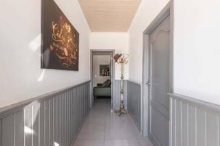 Op een gunstige en vlot bereikbare ligging in Desselgem vinden we deze verrassend ruime en karaktervolle woning langs de Gentseweg. Dankzij de centrale ligging geniet u hier van een uitstekende bereikbaarheid, terwijl winkels, scholen, horeca en dagelijkse voorzieningen zich op korte afstand bevinden. Ook belangrijke verbindingswegen zijn vlot bereikbaar.<br /><br />Met maar liefst 236 m² bewoonbare oppervlakte biedt deze woning bijzonder veel ruimte en mogelijkheden voor gezinnen die comfortabel willen wonen.<br /><br />PLUSPUNTEN:<br />* RUIME BEWOONBARE OPPERVLAKTE 236 m²<br />* RENOVATIE 2018<br />* ELEKTRICITEIT CONFORM TOT 2046<br />* PERFECTE STAAT VAN ONDERHOUD<br />* VOLLEDIG AANGELEGDE EN AFGESLOTEN TUIN<br /><br />INTERIEUR:<br />GELIJKVLOERS: U komt binnen via de ruime inkomhal. Vanuit deze ruimte is er toegang tot de vestiaire met gastentoilet en de gezellige woonkamer. De leefruimte combineert een aangename zithoek met een sfeervolle eetplaats en houthaard, wat zorgt voor een warme en gezellige woonbeleving.<br /><br />Aansluitend bevindt zich de volledig open keuken, die mooi in verbinding staat met de leefruimte. De keuken beschikt over een praktisch keukeneiland en is uitgerust met alle hedendaagse comfort, waaronder een oven, microgolf, vaatwasser, inductiekookplaat, dubbele lavabo en dampkap.<br /><br />Verder op het gelijkvloers bevindt zich de badkamer, uitgerust met een dubbele lavabo met meubel, toilet en ligbad met mogelijkheid tot douchen. Daarnaast is er nog een handige wasplaats/technische ruimte. Een kelder zorgt bovendien voor extra praktische bergruimte.<br /><br />VERDIEPING:<br />Op de eerste verdieping bevinden zich drie slaapkamers (9,66 m² | 15,70 m² | 25,50 m²), waarvan één slaapkamer voorzien is van een dressing. De derde slaapkamer is momenteel ingericht als een gezellige mancave. Hier werd bovendien een trap geplaatst die toegang geeft tot een extra mezzanine, wat een bijzonder leuke en veelzijdige ruimte creëert. Vanuit deze kamer is er eveneens toegang tot de geïsoleerde opbergzolder.<br /><br />EXTERIEUR:<br />Ook buiten heeft deze woning heel wat te bieden. De tuin werd volledig aangelegd en wordt bijzonder verzorgd onderhouden. Dankzij de verschillende terrassen zijn er meerdere mogelijkheden om optimaal van de buitenruimte te genieten.<br /><br />Het terras in blauwsteen klinkers sluit mooi aan bij de woning, terwijl het bijkomende houten terras een extra gezellige plek vormt om te ontspannen, te genieten van een aperitief of gezellig samen te tafelen. In de tuin bevindt zich bovendien een ruime tuinberging, ideaal voor tuinmateriaal en extra opslag.