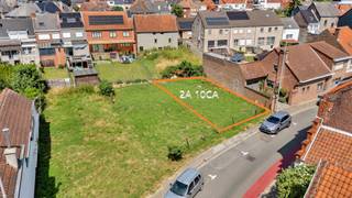 <p>Langs de A. De Brabanterstraat bevindt zich deze <strong>bouwgrond voor een half open bebouwing</strong> met een <strong>oppervlakte van 2 are 10ca</strong> in het centrum van Denderleeuw. De toekomstige woning mag een gevelbreedte hebben van 7m. De bouwdiepte bedraagt 12,55m. Er dient gebouwd te worden met een hellend dak. De kroonlijsthoogte tussen 4,8m - 6,2m. Er dient een inpandige garage voorzien te worden.</p>