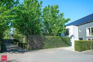 Inkomhal, ruime living, ingerichte keuken, bijkeuken, bureau, 4 slaapkamers (waaronder master bedroom met dressing, sanitair en zonneterras),...