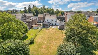 <p>Topo-Immo biedt u deze <strong>verrassend ruime woning op een perceel van 11a60ca met tal van mogelijkheden, gelegen in het centrum van Pamel (Roosdaal)</strong>! <strong>De achterbouw</strong> werd reeds <strong>volledig gerenoveerd in 2014. Enkele authentieke elementen zorgen hier voor extra charme.</strong></p><p>Het gelijkvloers omvat een inkomhal met enerzijds toegang tot <strong>de commerciële ruimte of bureau</strong> en anderzijds tot <strong>een gezellige leefruimte</strong>, de <strong>op maat gemaakte keuken</strong> met <strong>aparte eetplaats</strong>, <strong>toilet</strong>, een moderne <strong>badkamer met inloopdouche</strong> en <strong>een handige wasplaats/berging</strong>.</p><p>Op de eerste verdieping bevinden zich <strong>vijf slaapkamers </strong>en <strong>de tweede badkamer</strong>. <strong>De vaste trap naar de zolder</strong> biedt bijkomende <strong>uitbreidingsmogelijkheden.</strong></p><p>Dankzij de<strong> twee aparte toegangen op het verdiep</strong> kan je de woning <strong>eenvoudig opsplitsen</strong> – ideaal voor kangoeroewonen, een vrij beroep of een combinatie van wonen en werken.</p><p><strong>Garage met automatische poort, carport en ruime kelder aanwezig.</strong></p><p>Centraal gelegen nabij winkels, scholen, openbaar vervoer en de verbindingsweg Brussel - Ninove. Maatregelen opgenomen in het maatregelenregister: nee.</p>