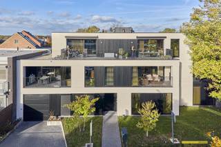 In de onmiddellijke periferie van Lommel Centrum staat dit recent penthouse op nieuwe bewoners te wachten. Het appartement is bereikbaar via een...
