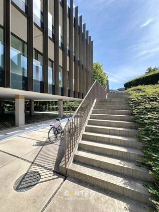 Benaderende OPPERVLAKTEN:Constructie - bewoonbare oppervlaktenKantoor: 175 m²6 overdekte parkeerplaatsenINDELING:Gelijkvloers:  6 toegewezen...
