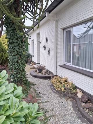 Deze verzorgde en energiezuinige bungalow met 3 slaapkamers is gelegen in een rustige straat in Berlare nabij winkels en openbaar vervoer.De woning...