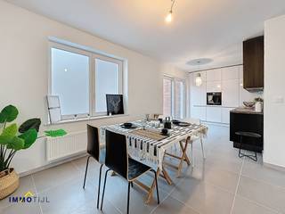 Deze volledig vernieuwde eigendom beschikt op het gelijkvloers over een inkomhal met gastentoilet, een lichtrijke woonkamer met eetplaats,...