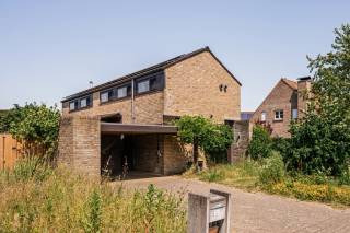 Bent u op zoek naar een ruime, instapklare gezinswoning waar architectuur, comfort en energiezuinigheid perfect samenkomen? Dan is deze prachtige woning precies wat u zoekt.<br /><br />De woning in het kort:<br />- EPC B<br />- 4 slaapkamers<br />- 218 m2 bewoonbare oppervlakte met grote tuin<br /><br />De woning valt meteen op door haar vooruitstrevende architectuur, hoge plafonds en grote raampartijen die zorgen voor een uitzonderlijke lichtinval en een heerlijk ruimtelijk gevoel. De gezellige verzonken zithoek of zitkuil geeft de woonkamer een uniek en warm karakter. Dankzij de recente keuken, de vernieuwde badkamer, nieuwe ramen, zonnepanelen, centrale verwarming op aardgas en het gunstige EPC-label B geniet u bovendien van een zorgeloze en energiezuinige woonervaring.<br /><br />Op de eerste verdieping bevinden zich vier volwaardige slaapkamers, ideaal voor een gezin of voor wie extra ruimte wenst om van thuis uit te werken. De polyvalente ruimte op de kelderverdieping biedt tal van mogelijkheden als hobbyruimte, fitness, speelkamer of praktijkruimte.<br /><br />Ook buiten heeft deze woning heel wat te bieden. De prachtig aangelegde tuin met een ruim terras vormt de ideale plek om te ontspannen of gezellig te genieten met familie en vrienden. De dubbele carport zorgt bovendien voor voldoende parkeergelegenheid.<br /><br />Gelegen op een uitstekende locatie combineert deze woning rust met een vlotte bereikbaarheid naar winkels, scholen, openbaar vervoer en belangrijke invalswegen.<br /><br />Kortom, een instapklare woning met karakter, veel ruimte en een hoogwaardige afwerking, waar u jarenlang zorgeloos kunt wonen. <br /><br />Stedenbouw in aanvraag.