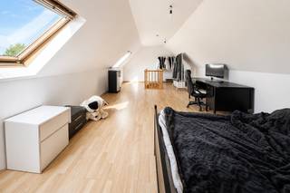 <strong>Op zoek naar meer ruimte voor uw budget?</strong><br /><br />Dit verzorgde duplexappartement in Edelare biedt veel meer mogelijkheden dan een klassiek 2-slaapkamerappartement.<br /><br />U beschikt over een <strong>lichtrijke leefruimte met open keuken</strong>, <strong>2 volwaardige slaapkamers</strong>, een badkamer én een <strong>grote extra verdieping</strong> die perfect kan dienen als <strong>master bedroom</strong>, <strong>thuisbureau</strong>, hobbyruimte of speelkamer.<br /><br />Daarnaast beschikt u over een <strong>private garagebox</strong> achter het gebouw (verplicht mee aan te kopen aan €20.000).<br /><br /><strong>Troeven:<br />✔ Lichtrijke leefruimte<br />✔ Open keuken<br />✔ 2 volwaardige slaapkamers<br />✔ Grote extra verdieping<br />✔ Tal van indelingsmogelijkheden<br />✔ Private garagebox<br />✔ Rustige ligging nabij Oudenaarde</strong><br /><br />Interesse? <strong>Contacteer Alexander van OC Vastgoed via 0476 62 30 37</strong> of alexander@ocvastgoed.be voor een bezoek.<br /><br />CV: aardgas <br />EPC: 145 kWh/m²jaar (B-label) – Bruto vloeroppervlakte: 125 m<sup>2</sup> volgens het EPC-attest (excl. garage)<br />Stedenbouwkundige inlichtingen: woongebied, bouwvergunning, verkavelingsvergunning, voorkooprecht, geen rechterlijke herstelmaatregel of bestuurlijke maatregel opgelegd.<br />Geen overstromingsgevoelig gebied: P-score: B, G-score: A.<br />Geen renovatieverplichting.