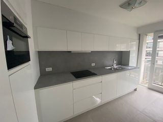 Dit ruime 2-slaapkamer appartement met prachtig zicht is gelegen in de mooie Koninginnelaan. Binnen het centrum van de stad en tussen het Maria Hendrikapark en de zeedijk is het hier fantastisch verblijven. Het appartement is gelegen op het derde verdiep en geniet van een open vergezicht richting de 3 gapers. Het appartement werd volledig gerenoveerd en is voorzien van alle comfort. Er is zowel vooraan als achteraan een terras aanwezig, het terras vooraan en de ruime woonkamer genieten van heel veel zon en een prachtig zicht. <br /><br />Naast de huurprijs komt er som van 75 EURO voor de algemene kosten + 75 EURO warm/koud water en gasverbruik.<br /><br />Aarzel niet en leg onmiddellijk uw bezoek vast !<br /><br />