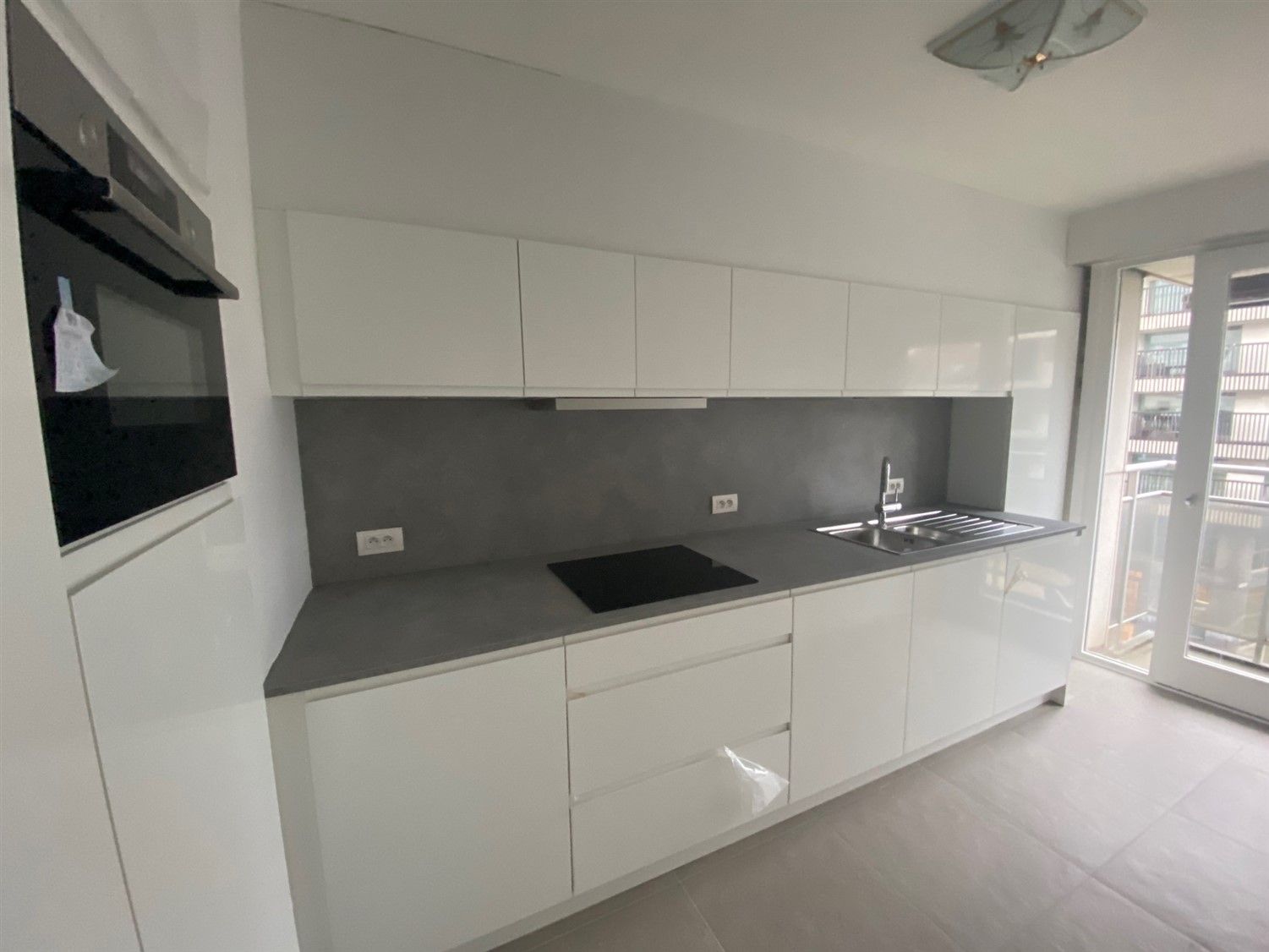 Ruim 2-slaapkamer appartement vlak bij strand met open zicht te Oostende. - foto 3