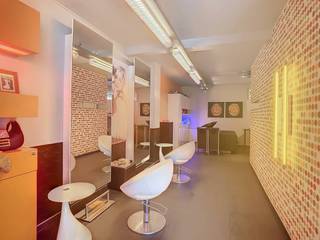 Handelspand te huur van ca. 54 m² in centrum Kortrijk. Door de centrale ligging geniet het pand van een goede visibiliteit en een vlotte bereikbaarheid. Specificaties: - Sanitaire voorziening- Kitchenette- Ruime etalageBent u op zoek naar bedrijfsvastgoed bestaande uit een handelspand te huur op een uitstekende ligging in Kortrijk? Aarzel dan niet om ons te contacteren op het nummer 056 21 11 11.
