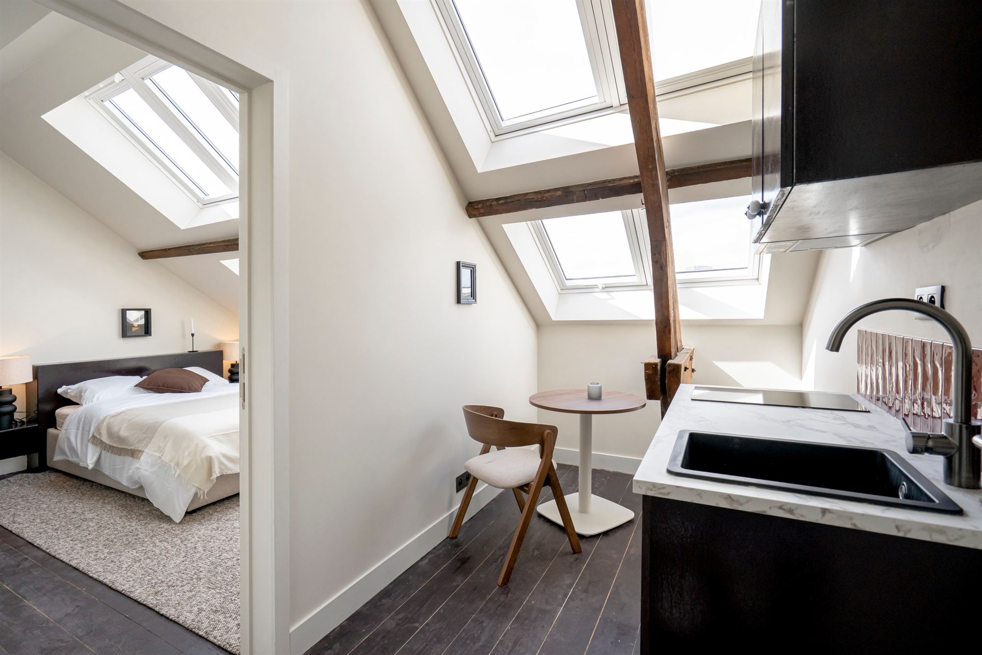 Stijlvolle all-in gemeubelde studio in hartje Antwerpen - foto 5