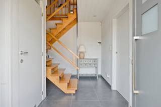 Bent u op zoek naar een ruime gezinswoning in een rustige buurt? Dan is deze halfopen bebouwing in de Mimosastraat 45 te Aalst zeker een bezoek waard.<br /><br />Met een bewoonbare oppervlakte van 208 m² op een perceel van 510 m² biedt deze woning heel wat ruimte voor een gezin. Op het gelijkvloers bevindt zich een ruime leefruimte met veel natuurlijke lichtinval, aansluitend op de volledig geïnstalleerde keuken. Vanuit de leefruimte heeft u toegang tot het terras en de zuidgerichte tuin.<br /><br />Op de eerste verdieping vindt u drie ruime slaapkamers en een badkamer. Daarnaast beschikt de woning over een inpandige garage en een carport. Op de oprit is bovendien voldoende parkeergelegenheid voorzien.<br /><br />De woning is gelegen in een rustige, residentiële wijk met scholen, winkels, openbaar vervoer en belangrijke invalswegen op korte afstand.<br /><br />Troeven van deze woning<br />Halfopen bebouwing<br />208 m² bewoonbare oppervlakte<br />Perceel van 510 m²<br />Zuidgerichte tuin<br />Ruime leefruimte met veel lichtinval<br />Volledig geïnstalleerde keuken<br />3 slaapkamers<br />Inpandige garage en carport<br />Voldoende parkeergelegenheid op eigen terrein<br />Conforme elektrische installatie<br />Dubbele beglazing en dakisolatie<br />Centrale verwarming op aardgas en pelletkachel<br />Rustige ligging nabij winkels, scholen en openbaar vervoer<br /><br />Bent u op zoek naar een instapklare, ruime gezinswoning met tal van mogelijkheden en uitstekende parkeervoorzieningen op een rustige locatie in Aalst? <br /><br />Contacteer ons vandaag nog via www.albert.immo of kristof.de.clercq@albert.immo voor meer informatie of een bezoek.