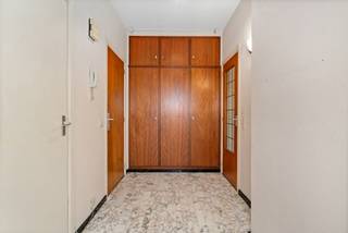 Découvrez cet appartement lumineux situé au premier étage de la résidence Wellington, bien entretenue et équipée d'un ascenseur. <br /><br />La disposition comprend un hall d'entrée avec vestiaire et toilettes séparées, un espace de vie confortable avec accès à une terrasse ensoleillée, une cuisine avec balcon attenant, deux chambres, dont une avec raccordement pour machine à laver, et une salle de bains avec baignoire et douche. <br /><br />L'appartement dispose d'une cave privative, ce qui offre un confort supplémentaire et un espace de rangement pratique. <br /><br />Bien que l'appartement soit en bon état, il offre un potentiel de rénovation, ce qui vous permet de l'aménager entièrement à votre goût. L'emplacement est excellent : à proximité des centres commerciaux, du Neerhof, des transports en commun et des principales voies d'accès. <br /><br />👉 Idéal pour ceux qui recherchent un logement abordable pour débuter ou une opportunité d'investissement intéressante! <br /><br />EPC 245 kWh/m².<br />électricité non conforme.