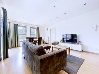 L'appartement au premier étage dispose d'un hall d'entrée spacieux, d'une salle de bains, de 2 chambres, d'un salon avec cuisine ouverte,...