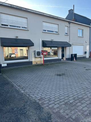 Ben je op zoek naar een goede locatie om je eigen zaak te starten of uit te breiden? Dan is dit pand precies wat je zoekt. Gelegen langs een...