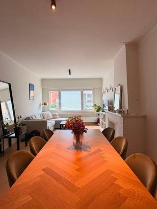 Instapklaar gelijkvloers appartement met unieke, zonnige privé tuin van 110 m² in Wilrijk<br /><br />Bent u op zoek naar een instapklaar appartement met een uitzonderlijk grote tuin? Dan is dit volledig gerenoveerde gelijkvloerse appartement in Wilrijk beslist een bezoek waard.<br /><br />Dit verzorgde appartement van 72 m² werd in 2020 volledig gerenoveerd en is onmiddellijk instapklaar. Dankzij de grote raampartijen geniet u de hele dag van een aangename lichtinval. Het appartement beschikt over een ruime leefruimte, een moderne keuken, twee slaapkamers met ingebouwde kasten en een verzorgde badkamer.<br /><br />De absolute troef is de privétuin van maar liefst 110 m². Een unieke buitenruimte waar u in alle rust kunt genieten, tuinieren of gezellig tafelen met familie en vrienden.<br /><br />Extra troeven:<br /><br />* Gelijkvloers appartement<br />* Bewoonbare oppervlakte: 72 m²<br />* Twee slaapkamers<br />* Volledig gerenoveerd in 2020<br />* Dak gerenoveerd in 2024<br />* Instapklaar<br />* Geen renovatieplicht<br />* Private kelder<br />* Kleinschalig en verzorgd gebouw (bouwjaar 1959) met 3 appartementen<br />* Lage gemeenschappelijke kosten: slechts € 75 per maand<br />* EPC 249kWh/m² jaar<br />* Elektrische installatie conform<br />* Asbestattest aanwezig<br /><br />Het appartement is uitstekend gelegen in een aangename woonomgeving, op wandelafstand van Park Den Brandt en het Middelheimpark. Winkels, scholen en openbaar vervoer bevinden zich in de directe omgeving, terwijl u dankzij de vlotte aansluiting op de autosnelwegen snel alle richtingen uit kunt.<br /><br />Vraagprijs: € 349.000<br /><br />Neem gerust contact op voor meer informatie of een bezichtiging.