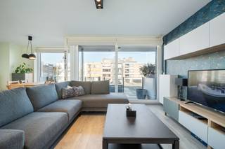 Dit prachtig en modern appartement bevindt zich op de eerste verdieping van een rustige residentie, op slechts een boogscheut van het centrum, diverse handelszaken en het strand. De centrale ligging in combinatie met de kwalitatieve afwerking maakt dit appartement een echte buitenkans.<br /><br />Bij het betreden van het appartement komt u via de inkomhal met handige inbouwkasten terecht in de lichtrijke woonkamer, die naadloos overloopt in een open, volledig uitgeruste keuken. Deze beschikt over een koelkast met diepvriesvak, vaatwasmachine, inductiekookplaat, dampkap, oven en microgolfoven. Vanuit de woonkamer is er toegang tot een ruim terras, ideaal om te ontspannen.<br /><br />Verder zijn er twee volwaardige slaapkamers, een gastentoilet, een stijlvolle badkamer met inloopdouche en wastafel en een aparte berging met aansluiting voor een wasmachine. Het appartement is instapklaar en afgewerkt met duurzame materialen.<br /><br />Aarzel niet en leg snel uw afspraak vast voor dit prachtig, recent appartement. <br /><br />Beschikbaar vanaf 01/01/2027<br /><br />Provisie maandelijkse kosten : 70 euro / maand<br /><br />