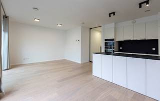 <p>Instapklaar, energiezuinig appartement voorzien van 3 slaapkamers, garage en meer.<br />Gelegen op de eerste en tweede verdieping, vlot bereikbaar met zowel trap als lift.</p>
<p>In een rustige omgeving nabij invalswegen, winkelmogelijkheden is deze verzorgde residentie terug te vinden.</p>
<p>Het appartement werd met oog voor detail ingericht en afgewerkt met hoogwaardige materialen (parketvloer-Miele-screens-vloerverwarming- ...) en kent een praktische indeling dankzij drie slaapkamers, bergruimte en meer.</p>
<p>De centrale hall staat in verbinding met de leefruimte voorzien van open keuken met Miele installaties. Het eerste terras (16m²) ligt in het verlengde van de leefruimte met een ideale oriëntatie, screens en grote zonnetent. <br /><br />Op dit eerste niveau zijn ook 2 slaapkamers (met elektr rolluiken), een douchekamer, apart toilet en technische bergruimte terug te vinden.<br /><br />De verdieping omvat de grote master-bedroom met eigen badkamer voorzien van ligbad, wasmeubel en tweede toilet. De slaapkamer geniet een riant de terras (14m²).<br /><br />Eén inpandige garage en een kelder zijn inbegrepen in de verkoopprijs.</p>
<p>Een tweede garage kan, indien gewenst tegen meerprijs (25.000 euro) aangeboden worden.<br /><br />EPC A<br />Elektrische keuring conform.</p>