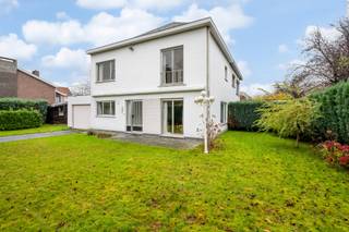 Op zoek naar een halfopen bebouwing met veel potentieel op een toplocatie? Dan is dit de ideale woning voor u. Hier kan je renoveren op uw eigen...