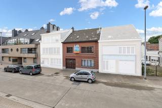 <p>Voor meer info of een bezoek, bel 054 69 39 36 - In Outer bevindt zich deze verder af te werken rijwoning, op een topligging nabij het centrum van Ninove. Winkels, scholen en openbaar vervoer bevinden zich op een steenworp afstand. Ook de verbindingswegen naar Aalst, Geraardsbergen, Brussel en Halle zijn vlot bereikbaar en liggen op wandelafstand. Deze woning biedt, mits verdere afwerking, heel wat mogelijkheden. Toch is ze momenteel al instapklaar. Het gelijkvloers omvat een inkomhal met garage, een lichtrijke living, een keuken, veranda en berging. Op de eerste verdieping vinden we een nachthal, <strong>drie slaapkamers</strong> en <strong>twee badkamers</strong>. Via een vaste trap bereik je de zolderverdieping, die nog verder kan worden ingericht. Verder beschikt de woning over een kelder, een terras en <strong>een gezellige tuin</strong>. CV op aardgas - Buitenschrijnwerk in hout dubbel glas.</p>